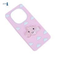 نمای نزدیک از قاب آکواریومی Redmi Note 14 Pro 5G صورتی با ابر خندان مایع.