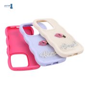 سه قاب موج‌دار Poco F6 (صورتی، بنفش و کرم) نمای جانبی، نمایش دهنده لبه‌های موج‌دار و طرح لب برجسته.