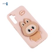 نمای نزدیک عروسک Labubu روی قاب فانتزی گوشی سامسونگ A15